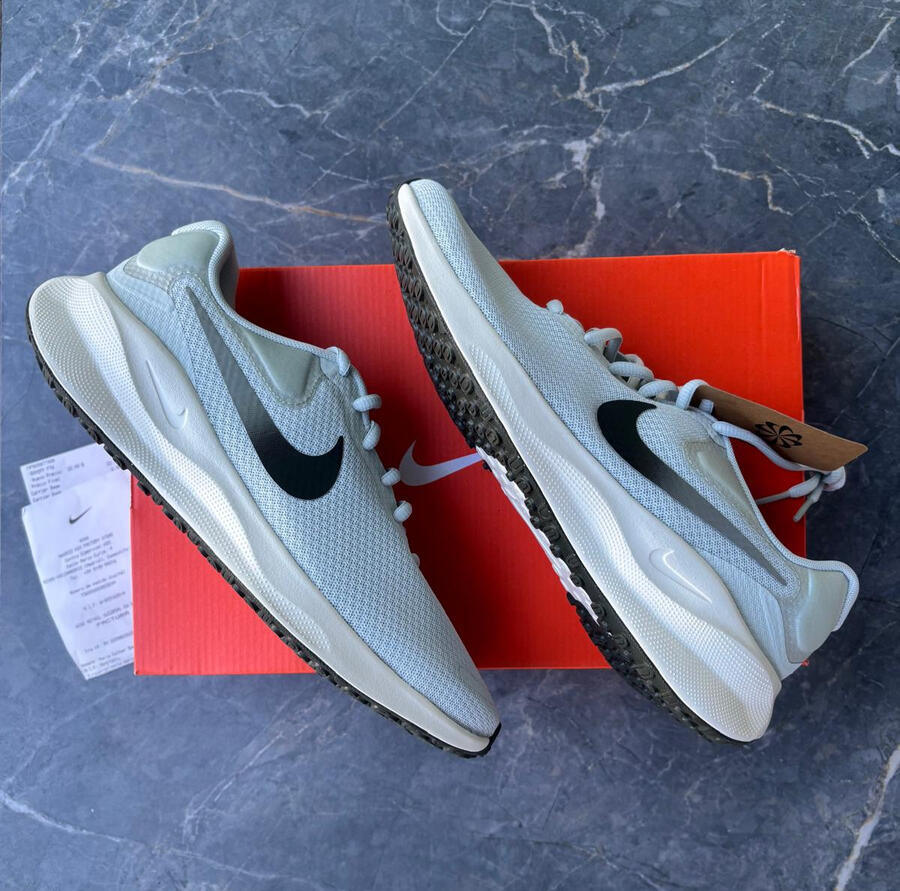 Modelo: FB2207-011. Zapatillas deportivas Nike Revolution 7 color gris claro y blanco