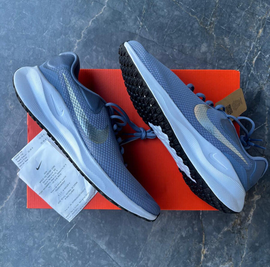 Modelo: FB2207-403. Zapatillas deportivas Nike Revolution 7 color azul oscuro grisáceo con suela blanca