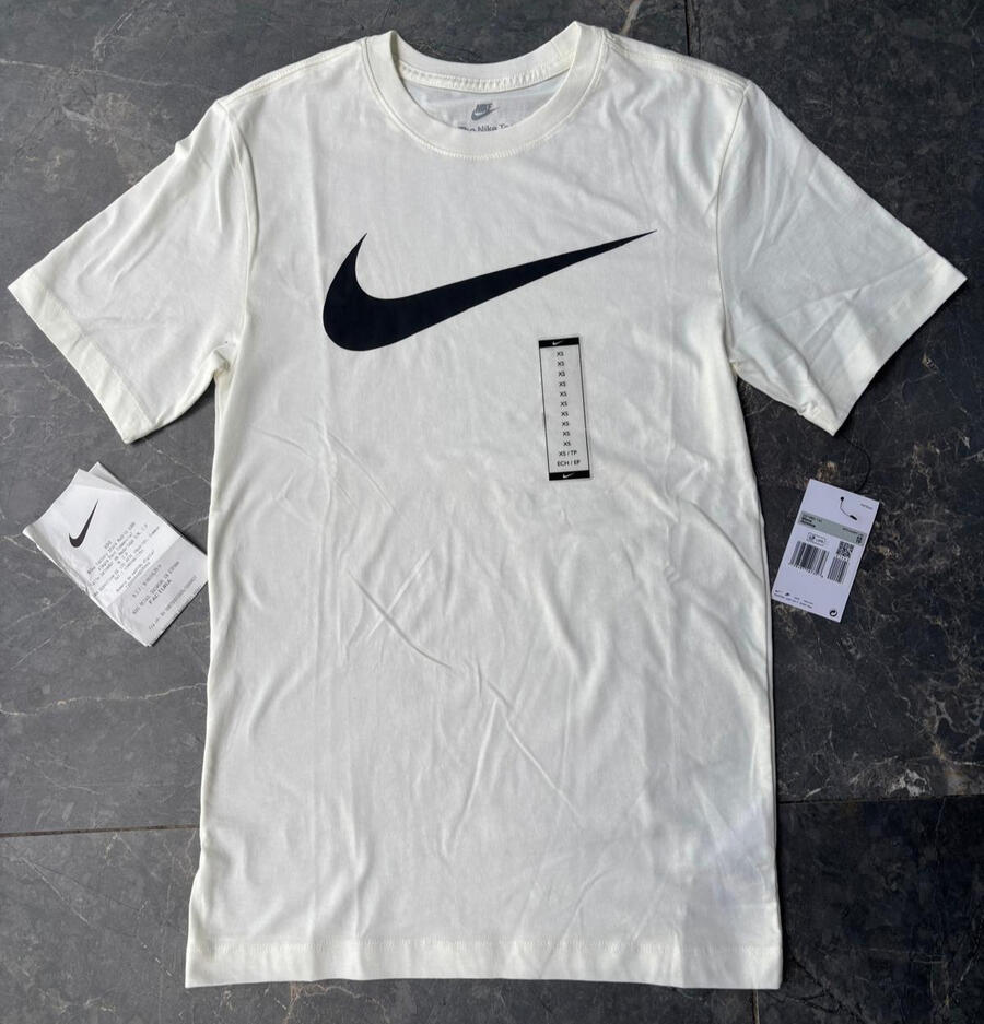 Camiseta Nike unisex original Modelo: DX1983-133. Camiseta básica Nike Unisex Original color blanco con logo negro grande