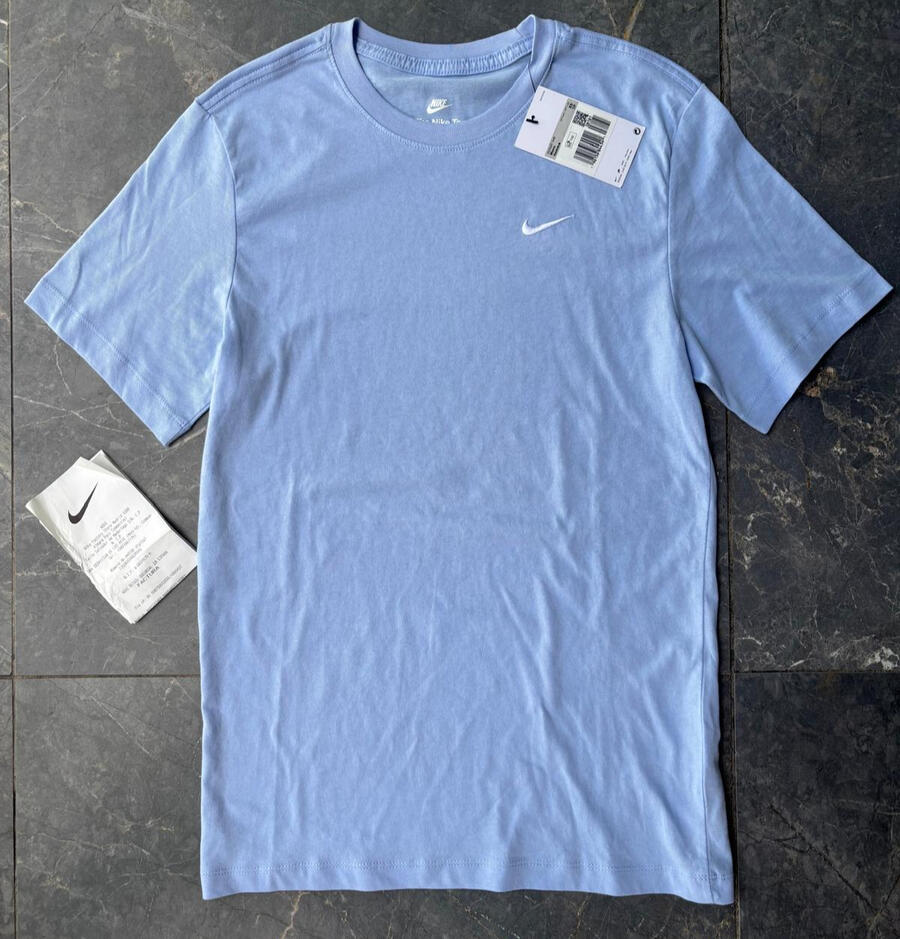 Modelo: BV0507-548. Camiseta básica Nike Unisex Original color azul claro con logo blanco pequeño
