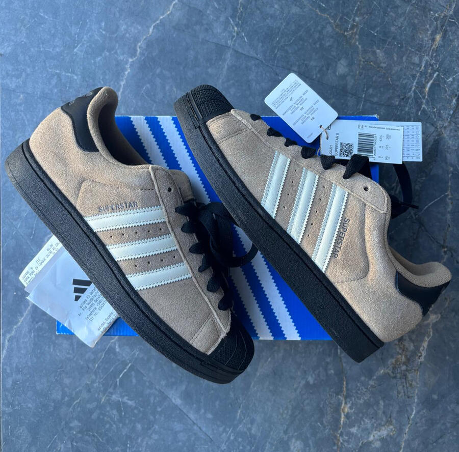 adidas superstar II Zapatillas Adidas Superstar II totalmente nuevas a estrenar. Un rediseño espectacular del clásico, combinando un exterior en ante color beige con bandas blancas y la puntera y suela en un potente color negro. 100% originales con sus etiquetas y caja origin