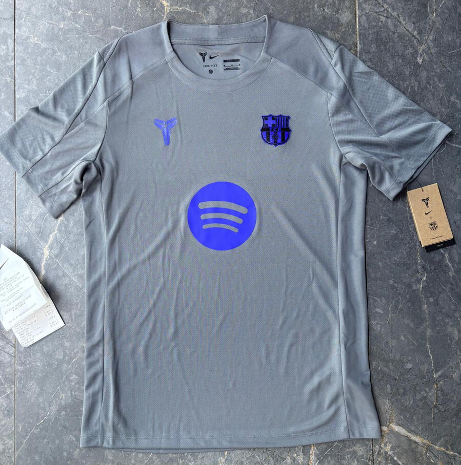 Equipación FC Barcelona X kobe bryant Modelo: IO4251-085. Equipación camiseta gris FC Barcelona x Kobe Bryant edición especial Nike