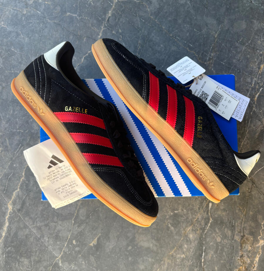 Modelo: IH9653. Zapatillas Adidas gazelle indoor color negro y rojo con suela de goma caramelo
