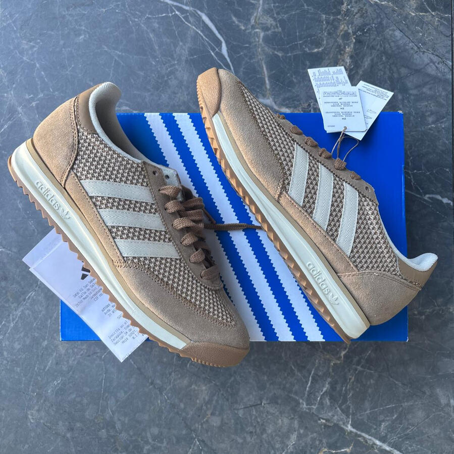 ADIDAS SL 72 RS Modelo: JP9449. Zapatillas Adidas SL 72 RS en tonos beige y arena con textura perforada y suela de goma dentada.
