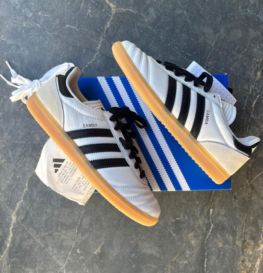 adidas samba JP Modelo: JQ9055. Zapatillas Adidas Samba JP blanco con franjas negras y suela caramelo