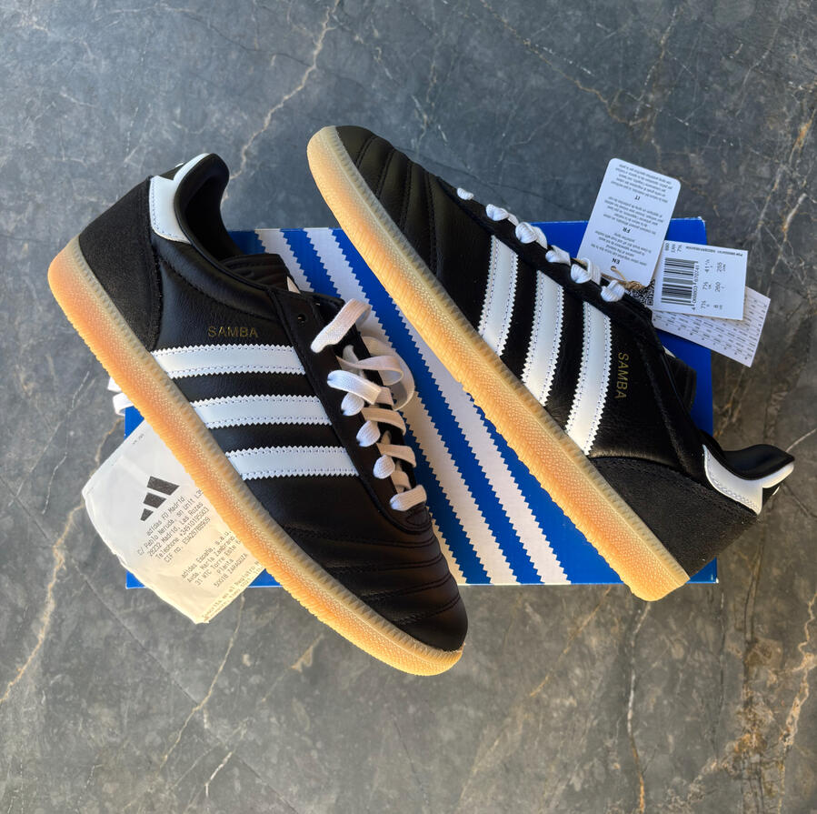 adidas samba JP Modelo: JQ9056.Zapatillas Adidas samba JP negras con franjas blancas y suela caramelo