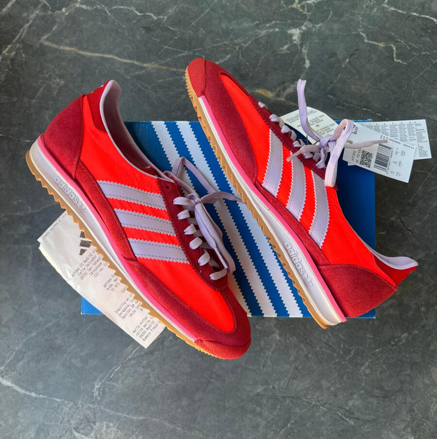 Modelo: JH7392. Zapatillas Adidas SL 72 OG color rojo intenso con detalles y franjas en blanco