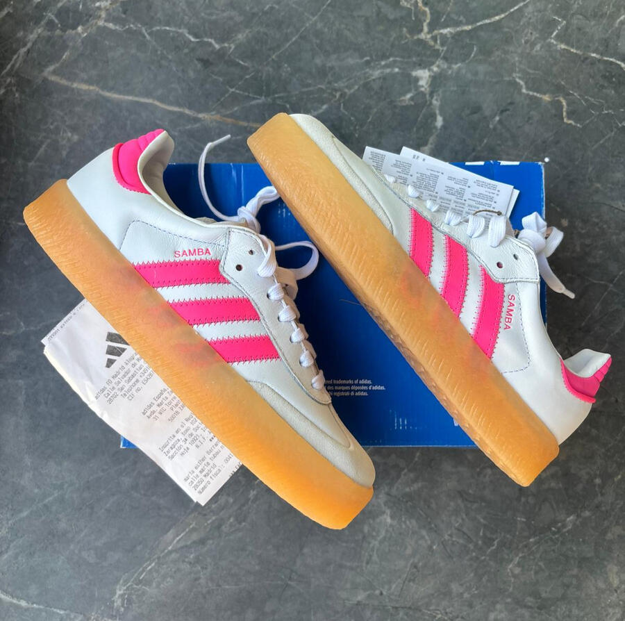 ADIDAS SAMBA LT Modelo:JS3940.Zapatillas con plataforma Adidas Samba color blanco con franjas rosa flúor.