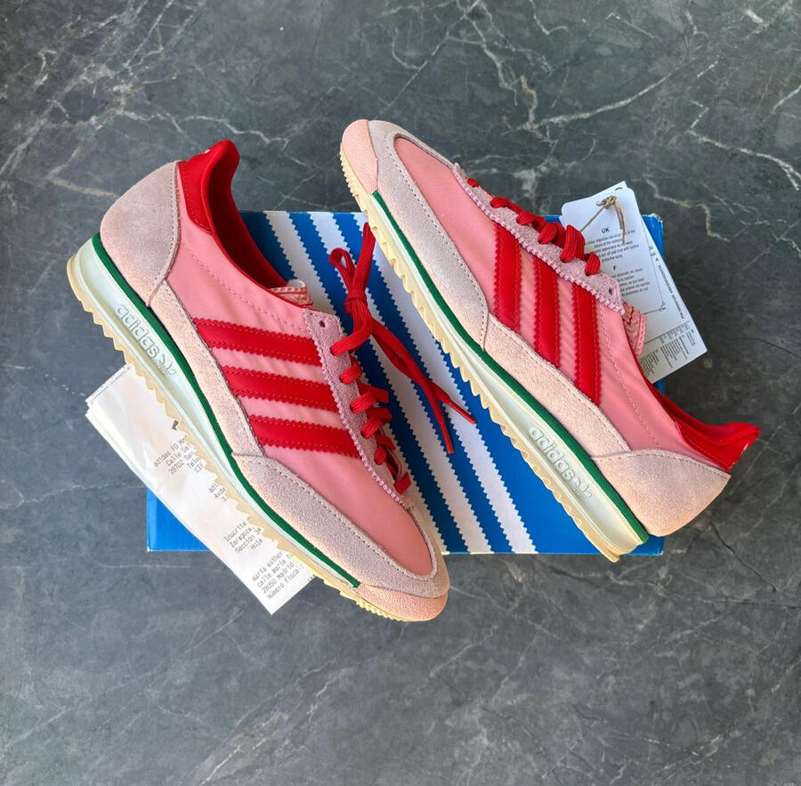 Modelo: JS0254. Zapatillas Adidas SL 72 OG color rosa y rojo con suela de goma caramelo