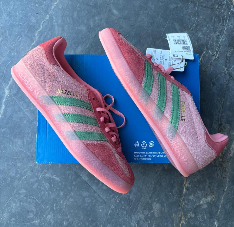 Modelo: IG6782. Zapatillas Adidas Gazelle Indoor color rosa pastel con franjas verdes y suela caramelo