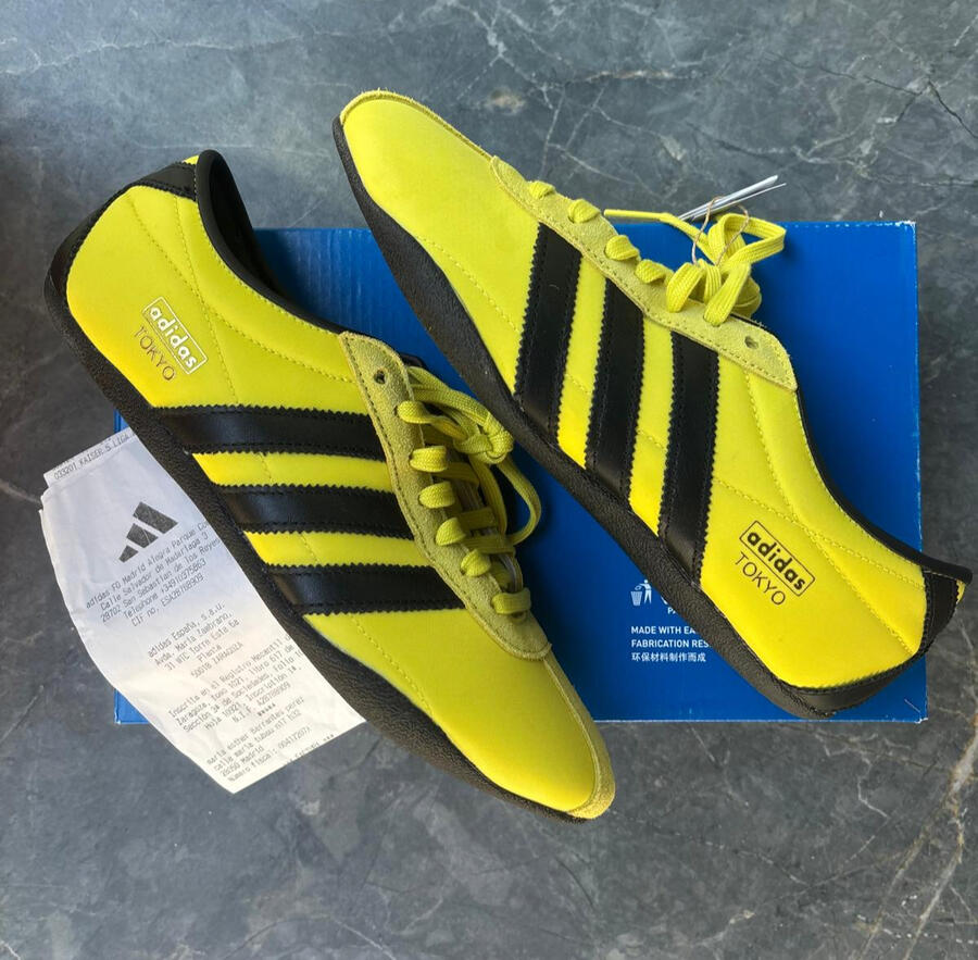adidas TOKYO W Modelo: JI3299.Zapatillas deportivas Adidas Tokyo W color amarillo brillante con franjas negras