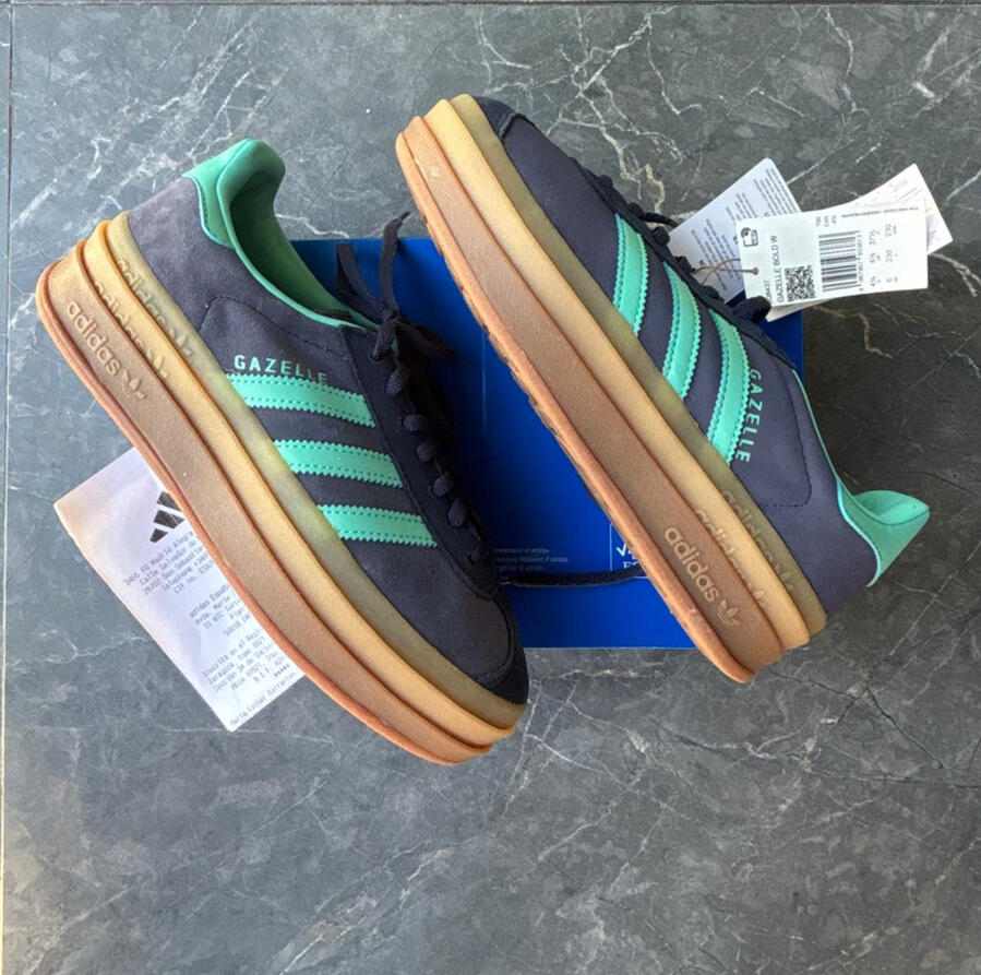 Modelo: JS3902.Zapatillas con plataforma Adidas Gazelle Bold color gris oscuro con franjas verdes
