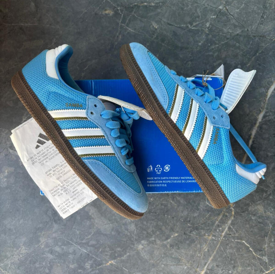 adidas samba LT Modelo: IE9170.Zapatillas Adidas Samba color azul celeste con franjas blancas y suela caramelo