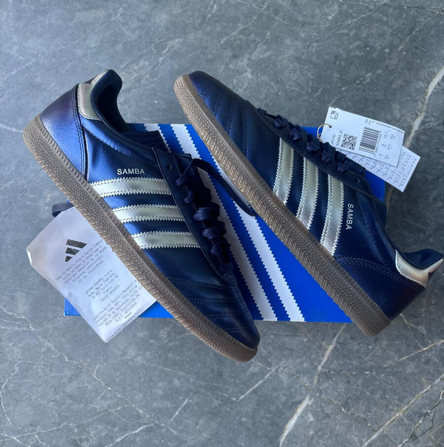 Modelo: JR2180.Zapatillas Adidas Samba color azul oscuro metalizado con franjas plateadas.