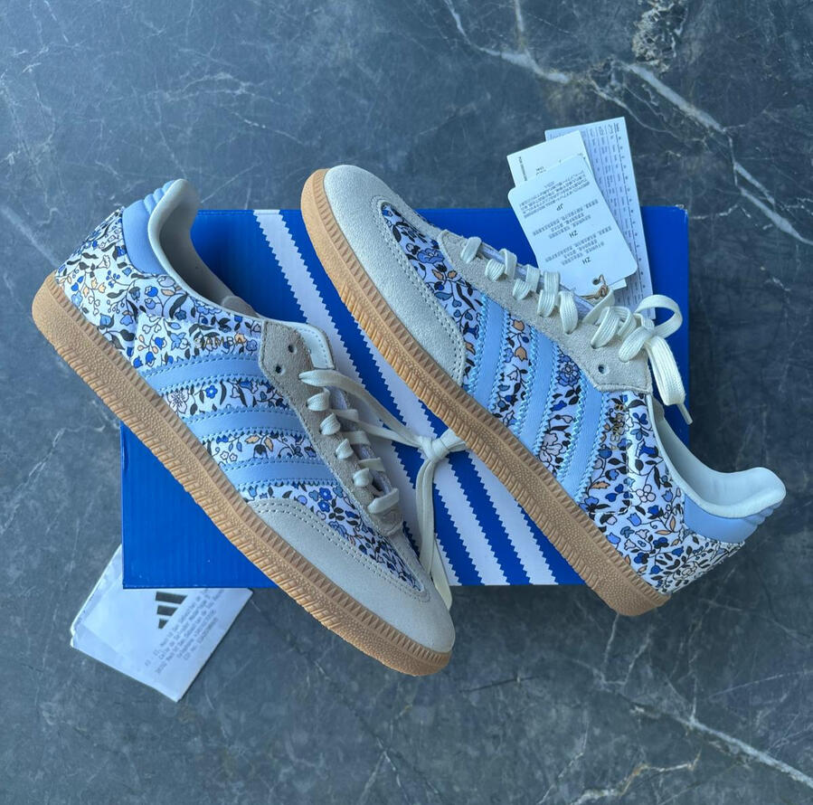 Modelo:JP8080.Zapatillas Adidas Samba con estampado floral en tonos azules y franjas celestes