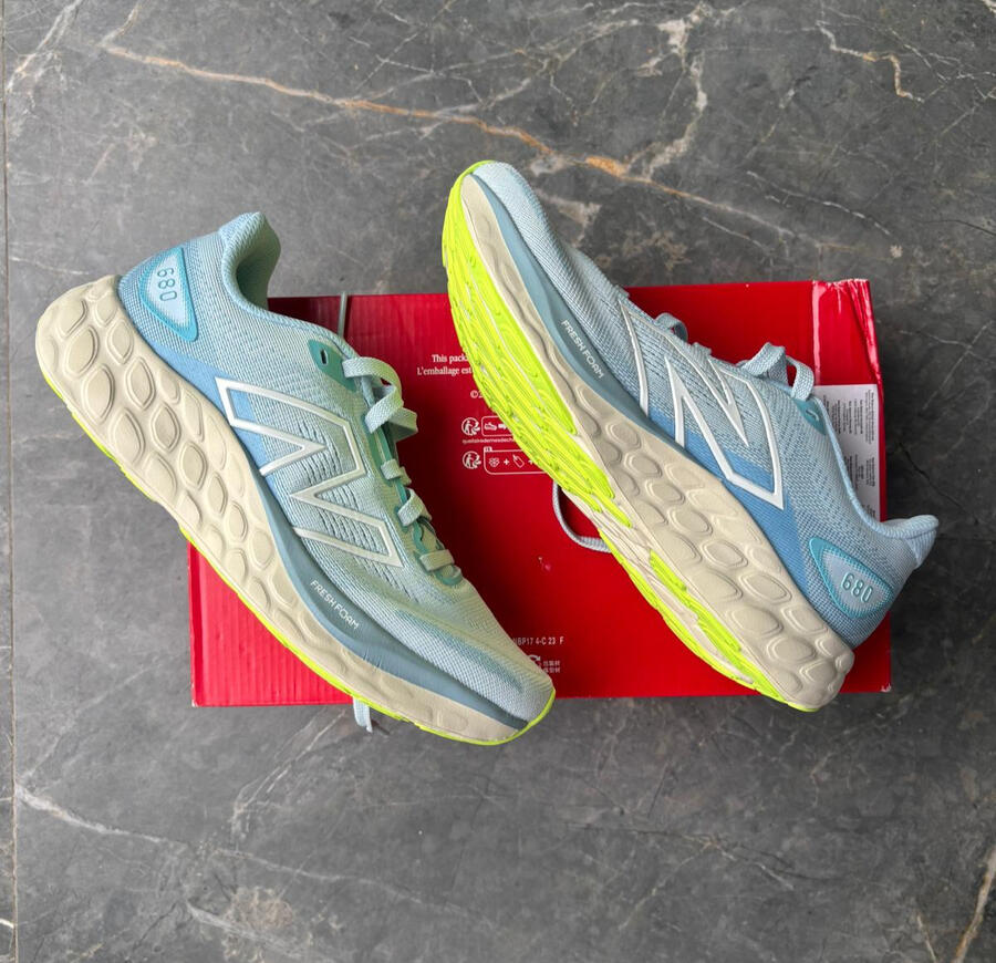 Modelo: W680LT8. Zapatillas New Balance 610 color azul claro con suela amarilla