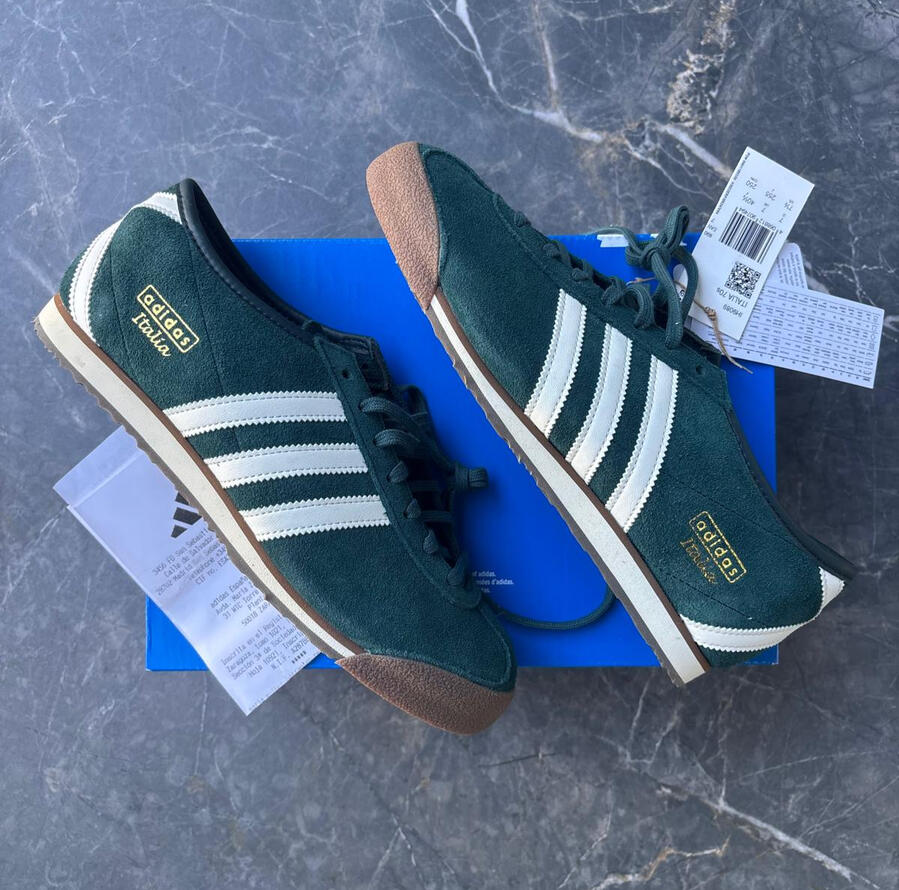 Modelo: IH9089. Zapatillas Adidas Italia 70S en color verde oscuro con franjas blancas y suela de goma caramelo.
