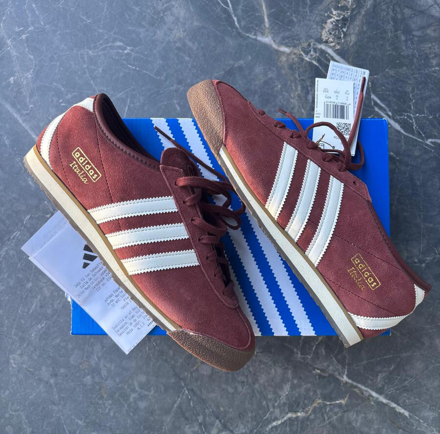 Modelo: IH9087. Zapatillas Adidas Italia 70S en color burdeos con franjas blancas y suela de goma caramelo.