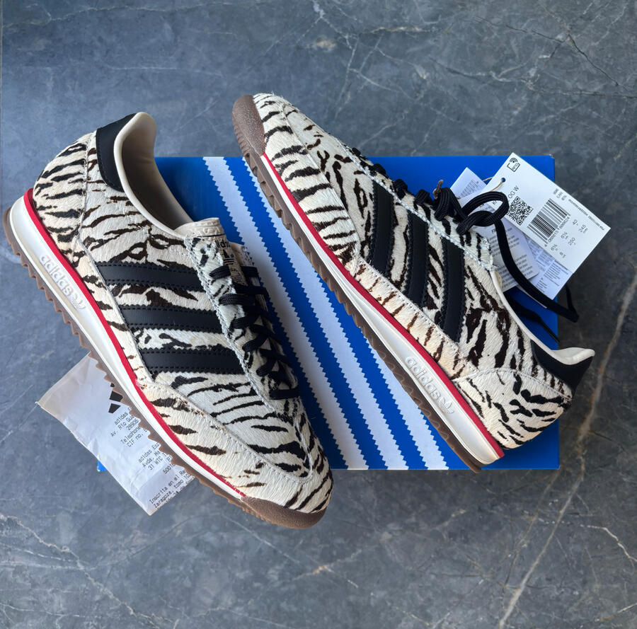 Modelo: KH8811. Zapatillas Adidas sl 72 og "animal print" color blanco roto y negro con detalle rojo en la suela