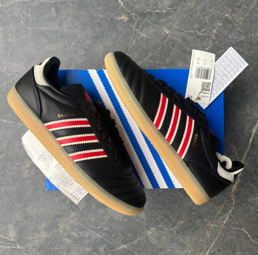 Modelo: IH4356. Zapatillas Adidas samba jp color negro, blanco y rojo con suela de goma caramelo